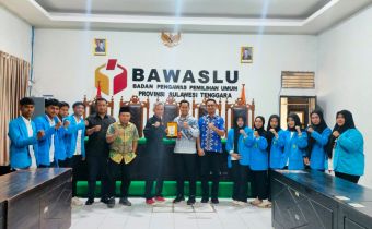 Foto Bersama Ketua dan Anggota Bawaslu Sultra Didampingi Pejabat Administrator Lingkup Bawaslu Sultra Bersama Dosen Pembimbing IAIN Kendari dan Mahasiswa Magang IAIN Kendari 