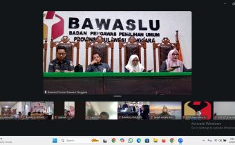 Anggota Bawaslu Provinsi Sulawesi Tenggara didampingi Kepala Sekretariat Bawaslu Provinsi Sulawesi Tenggara beserta Pejabat Administrator di Lingkup Bawaslu Provinsi Sultra Saat Melakukan Zoom Meeting 