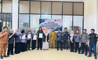 Darma, S.Si., MH (Anggota Bawaslu Sultra) DR. Jalaluddin (Kepala Sekretariat Bawaslu Sultra), Ketua Bawaslu Kabupaten Muna Bersama Jajaran Sekretariat Bawaslu Kabupaten Muna Foto bersama Dengan Pemerintah Daerah Kabupaten Muna
