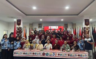 Foto Bersama Ketua dan Anggota Bawaslu Provinsi Sulawesi Tenggara Bersama Akademisi Universitas Sulawesi Tenggara dan Mahasiswa dan Juga Jajaran Sekretariat Bawaslu Sultra