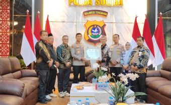 Ketua dan Anggota Bawaslu Sultra Didampingi Oleh Kepala Sekretariat Bawaslu Sultra serta Kepala Bagian Pengawasan Bawaslu Sultra Berikan Piagam Secara Simbolis Kepada Kapolda Sultra serta Wakapolda Sultra