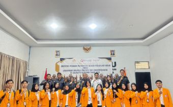 Ketua dan Anggota Bawaslu Provinsi Sulawesi Tenggara Bersama Jajaran Sekretariat Bawaslu Sultra Foto Bersama Dosen Pembimbing Lapangan Beserta Mahasiswa Magang UHO