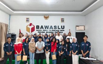 Bahari, S.Si.,M.P.,M.H (Anggota Bawaslu Provinsi Sultra) Didampingi Kepala Bagian Pengawasan Bawaslu Sultra serta Jajaran Sekretariat Bawaslu Sultra Foto Bersama Mahasiswa KKN Magang UHO