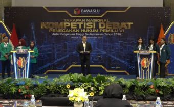 Indra Eka Putra, S.H., M.H.Cpl (Anggota Bawaslu Provinsi Sulawesi Tenggara) Saat Memandu Kompetisi Debat  Penegakkan Hukum Pemilu Antar Perguruan Tinggi Se-Indonesia Tahap Nasional Batch Vi Tahun 2026