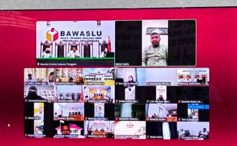 Bahari, S.Si., SH, MP, MH (Anggota Bawaslu Provinsi Sulawesi Tenggara) Saat Memberikan Arahan Kepada Peserta Rapat Melalui Zoom Meeting/Daring
