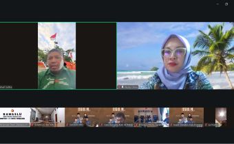 Bahari, S.Si., S.H., M.P.,M.H.(Anggota Bawaslu Provinsi Sulawesi Tenggara) Saat Memberikan Arahan di Kegiatan Ngobrol Kamis Melalui Zoom Meeting