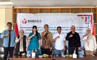 Foto Bersama Ketua dan Anggota Bawaslu Provinsi Sultra Dengan Tenaga Ahli SDM Bawaslu RI, 2 (Dua) Narasumber Akademisi dan Pegiat Pemilu dan Ka.Bag Administrasi dan Ka.Bag Penanganan Pelanggaran dan Penyelesaian Sengketa Bawaslu Sultra 